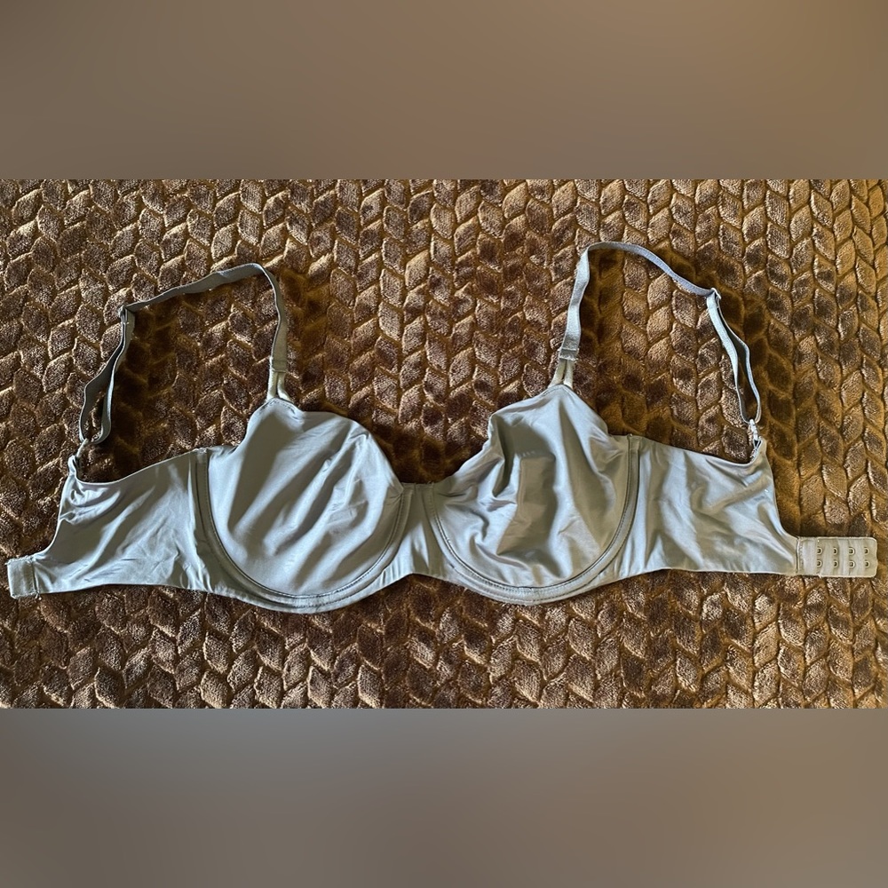 Victoria’s Secret smooth, soft, 32DDD bra